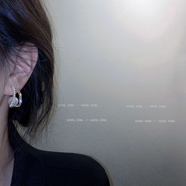 925 silver needle korean simple design rhinestone pearl c- shaped stud earrings internet celebrity trendy earrings personality vintage earri, Golden
925 silver needle korean simple design rhinestone pearl c- shaped stud earrings internet celebrity trendy earrings personality vintage earri, Golden