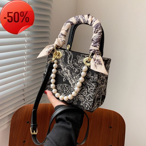 the factory directly female 2022 new fashion portable mini diana bag pearl one shoulder msenger fashion bag
the factory directly female 2022 new fashion portable mini diana bag pearl one shoulder msenger fashion bag
