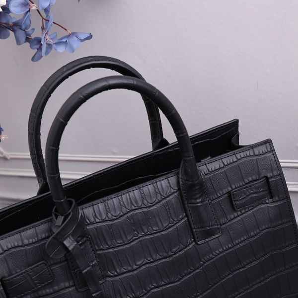 spring 2022 brand new genuine leather bag women's rhombic chain box bag women's shoulder slung
spring 2022 brand new genuine leather bag women's rhombic chain box bag women's shoulder slung
