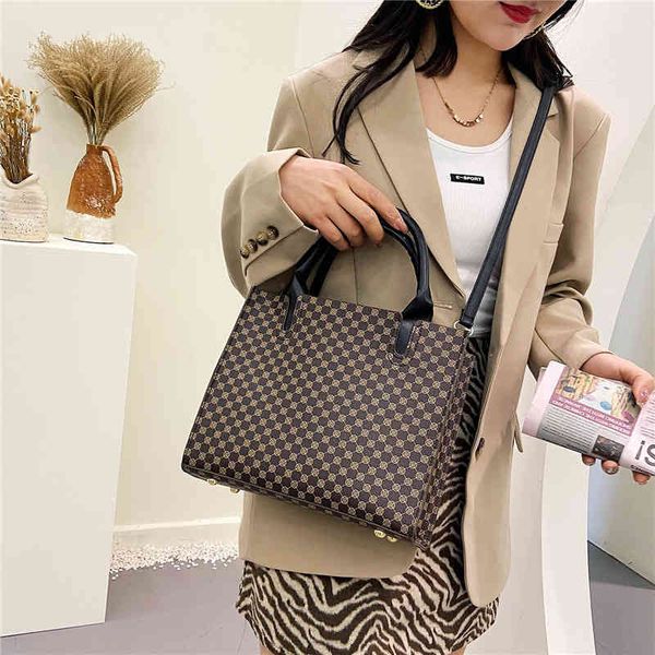 designer handbags 2022 new urban fashion women's shoulder bag foreign style mature hand-held messenger
designer handbags 2022 new urban fashion women's shoulder bag foreign style mature hand-held messenger