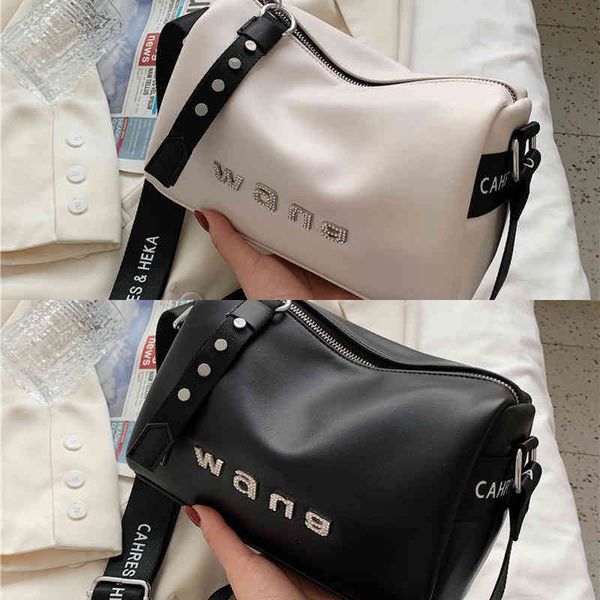 45% texture new fashion sports shoulder manufacturer's latest quality fashionable bags
45% texture new fashion sports shoulder manufacturer's latest quality fashionable bags