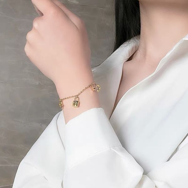 luxury brand clover charm bracelet gold plated titanium steel necklace for women gift, Golden;silver
luxury brand clover charm bracelet gold plated titanium steel necklace for women gift, Golden;silver