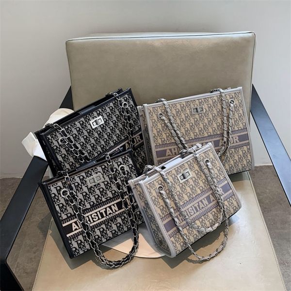 2022 factory discounts net red women's fashion high-level sense of foreign style french niche versatile one shoulder chain bag
2022 factory discounts net red women's fashion high-level sense of foreign style french niche versatile one shoulder chain bag