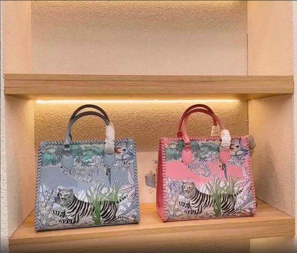 luxurys designers bags womens tote handbags purse tote bag 2022 ladies casual tote shoulder bags female big purse handbag
luxurys designers bags womens tote handbags purse tote bag 2022 ladies casual tote shoulder bags female big purse handbag
