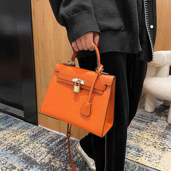 explosive fashion bags heme medium bag female s palm print medieval small gold lock portable single shoulder cross toothpick pattern tide
explosive fashion bags heme medium bag female s palm print medieval small gold lock portable single shoulder cross toothpick pattern tide