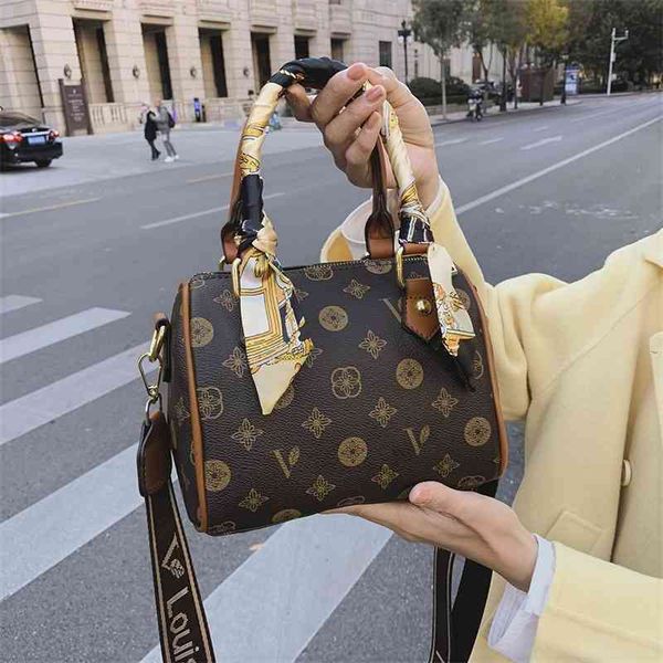 70% factory online sale bag female winter style portable large capacity pillow bag boston single shoulder
70% factory online sale bag female winter style portable large capacity pillow bag boston single shoulder