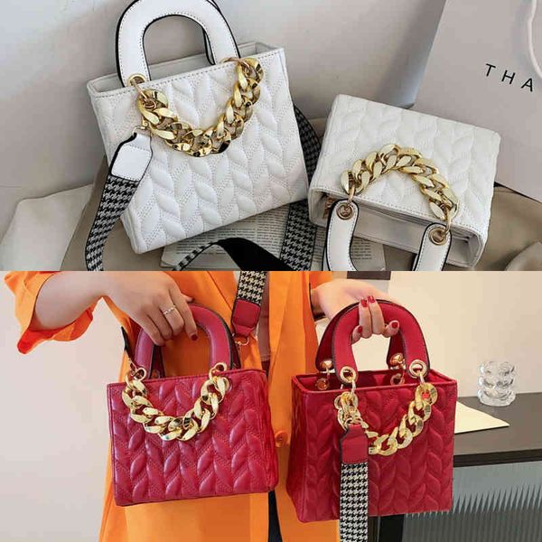 female new fashion diagonal cross embroidered chain bag versatile high-grade texture one shoulder small square bag
female new fashion diagonal cross embroidered chain bag versatile high-grade texture one shoulder small square bag