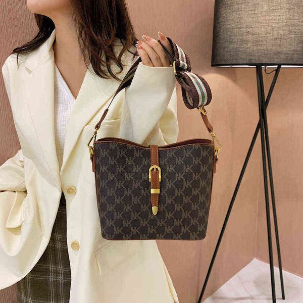 bag female 2022 fashion autumn and winter leisure texture large capacity single shoulder menger student
bag female 2022 fashion autumn and winter leisure texture large capacity single shoulder menger student