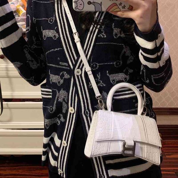 balencaigass leather designer women's bag 2022 b family crocodile hourglass mini high version one portable shoulder crossbody s29d
balencaigass leather designer women's bag 2022 b family crocodile hourglass mini high version one portable shoulder crossbody s29d