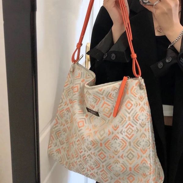2022 new cosmetic bag original geometric totem fashion contrast color embroidery single shoulder messenger large capacity tote bag
2022 new cosmetic bag original geometric totem fashion contrast color embroidery single shoulder messenger large capacity tote bag