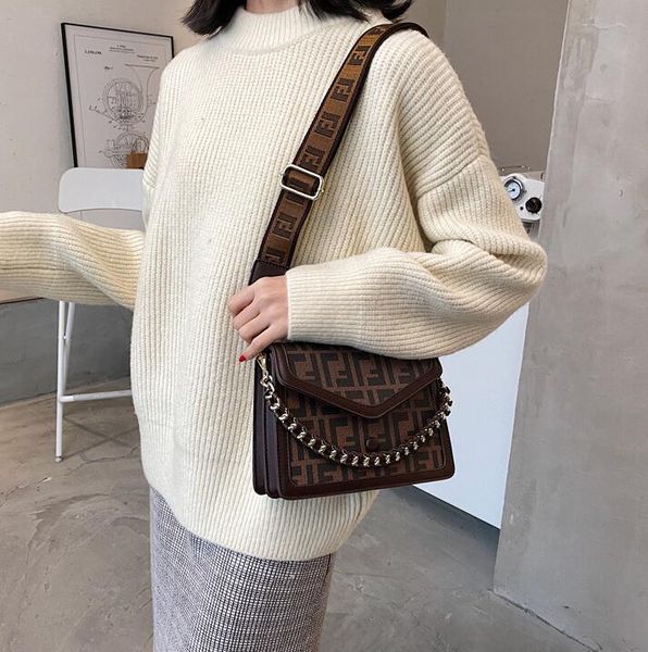 women's bags 2022 new chain small square bag versatile one shoulder messenger bag, Black;red
women's bags 2022 new chain small square bag versatile one shoulder messenger bag, Black;red