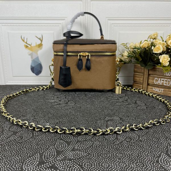 classic deisgners make up bag retro cosmetic bags travel wash toiletry pouch zipper flap leather handbag fashion trend chain shoulder crossb
classic deisgners make up bag retro cosmetic bags travel wash toiletry pouch zipper flap leather handbag fashion trend chain shoulder crossb