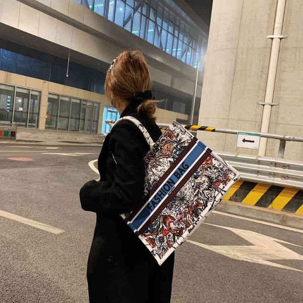 purses high grade canvas large capacity shopping bag new star same portable one shoulder versatile women's bag
purses high grade canvas large capacity shopping bag new star same portable one shoulder versatile women's bag
