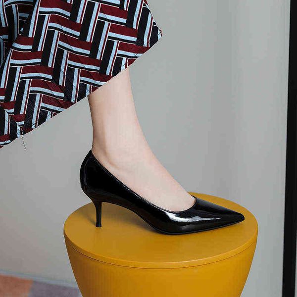 2022 patent leather high heel's thin heels black profional women's pointed soft sole single shoes can be worn everyday
2022 patent leather high heel's thin heels black profional women's pointed soft sole single shoes can be worn everyday