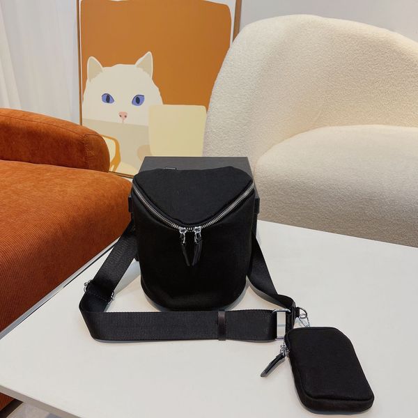 latest 4color bucket bag triangle shoulder bag summer zipper womens messenger designer brand hiphop versatile
latest 4color bucket bag triangle shoulder bag summer zipper womens messenger designer brand hiphop versatile