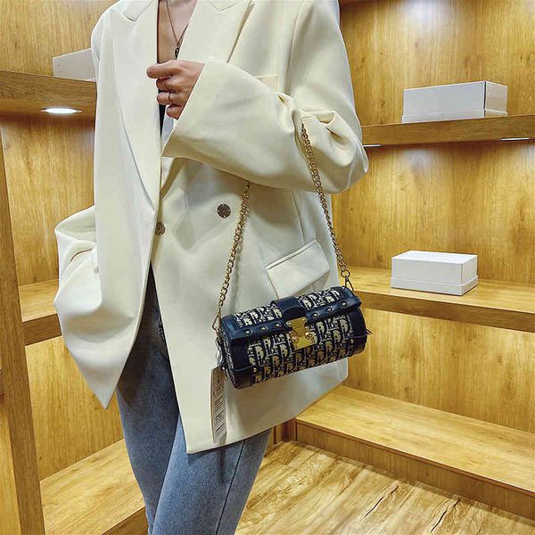 2022 new designer handbags counter net red trend leisure one messenger cylinder pen case letter
2022 new designer handbags counter net red trend leisure one messenger cylinder pen case letter