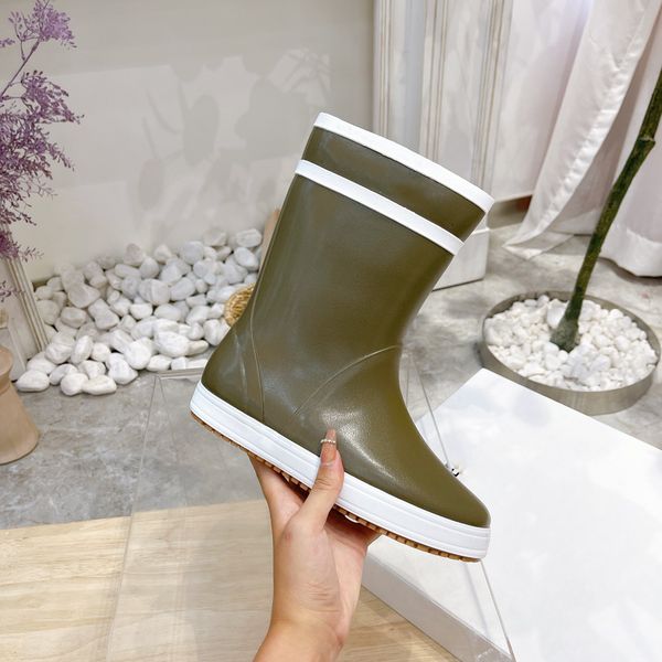 2022 les bottes de pont natural rubber flat half boots mid tube increased thick sole tall waterproo women non slip printing rain boot, Black
2022 les bottes de pont natural rubber flat half boots mid tube increased thick sole tall waterproo women non slip printing rain boot, Black