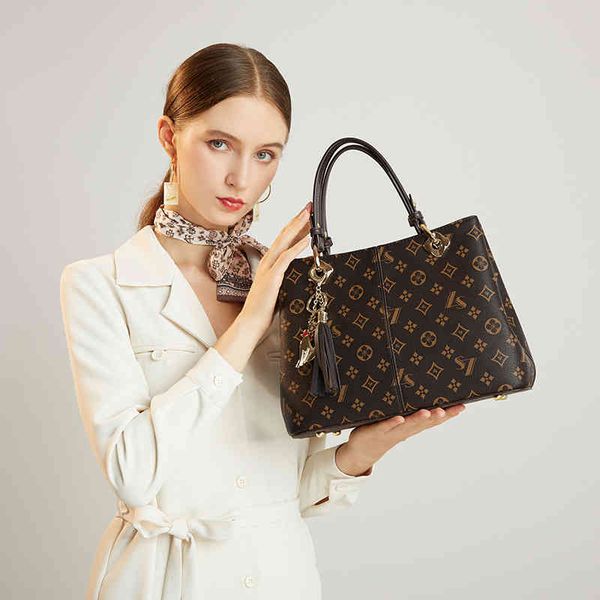 2022 summer new red trend bucket popular portable shoulder bag with large capacity2022 trendy fashion design ladies sachet
2022 summer new red trend bucket popular portable shoulder bag with large capacity2022 trendy fashion design ladies sachet