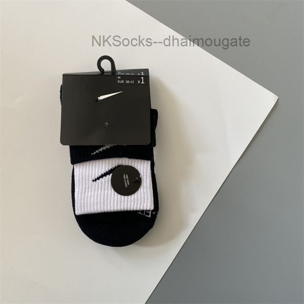 classic fashion men socks hook brand color stitched men's women's long tube sports training sock street couple middle tubes luxury, Black
classic fashion men socks hook brand color stitched men's women's long tube sports training sock street couple middle tubes luxury, Black