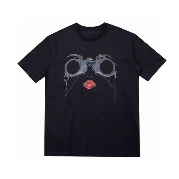 french designer prad t shirts triangle logo t-shirt red lip printing men's short sleeve breathable loose jacket black and white half x-, White;black
french designer prad t shirts triangle logo t-shirt red lip printing men's short sleeve breathable loose jacket black and white half x-, White;black