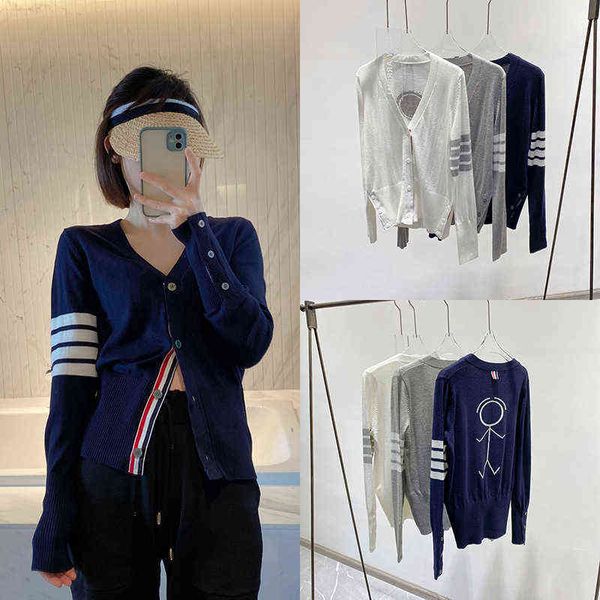 classic fashion luxury women's knitted sweater 2022 spring tb thom match man fine wool cardigan new four bar red white and blue ribbon, White;black
classic fashion luxury women's knitted sweater 2022 spring tb thom match man fine wool cardigan new four bar red white and blue ribbon, White;black