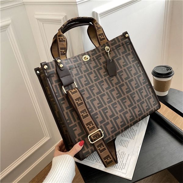 2022 new women's fashion printed texture single shoulder diagonal bag large capacity anti splash sailor tote bag purses onlines
2022 new women's fashion printed texture single shoulder diagonal bag large capacity anti splash sailor tote bag purses onlines