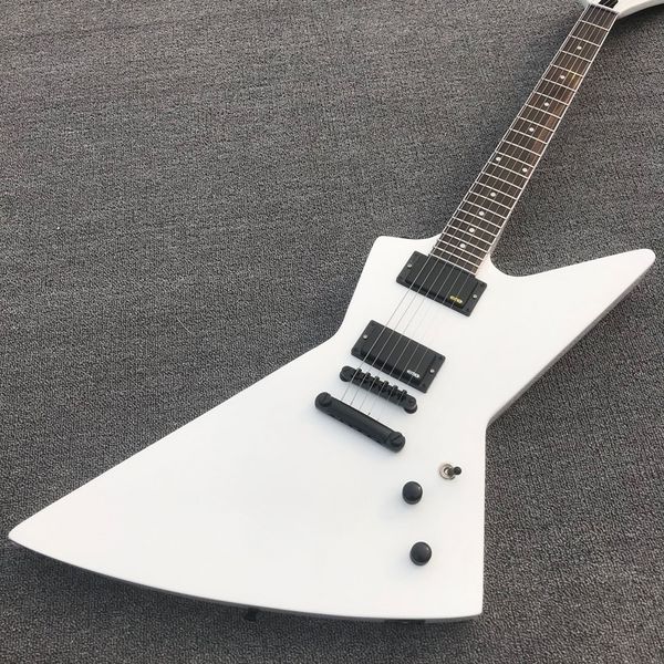 delivery high-quality white integrated link electric guitar black hardware new can be customized
delivery high-quality white integrated link electric guitar black hardware new can be customized
