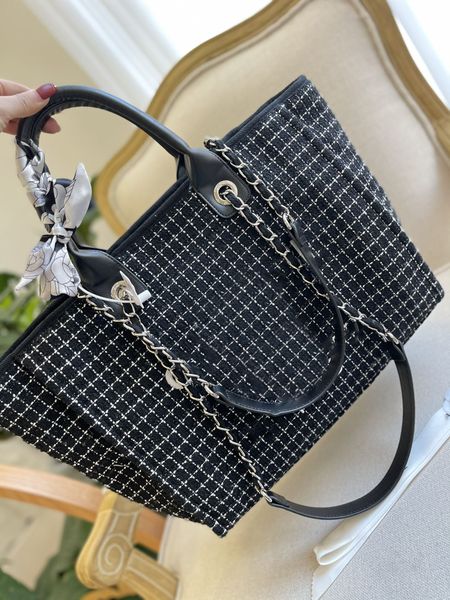 designer fashion lady sunshine beach bag canvas large capacity leisure vacation style simple neutral handbag
designer fashion lady sunshine beach bag canvas large capacity leisure vacation style simple neutral handbag