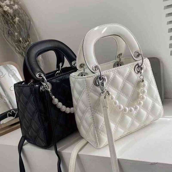 versatile handbag women's 2022 new fashion single shoulder bag summer pearl chain messenger wholesale western style ladies designer bag
versatile handbag women's 2022 new fashion single shoulder bag summer pearl chain messenger wholesale western style ladies designer bag