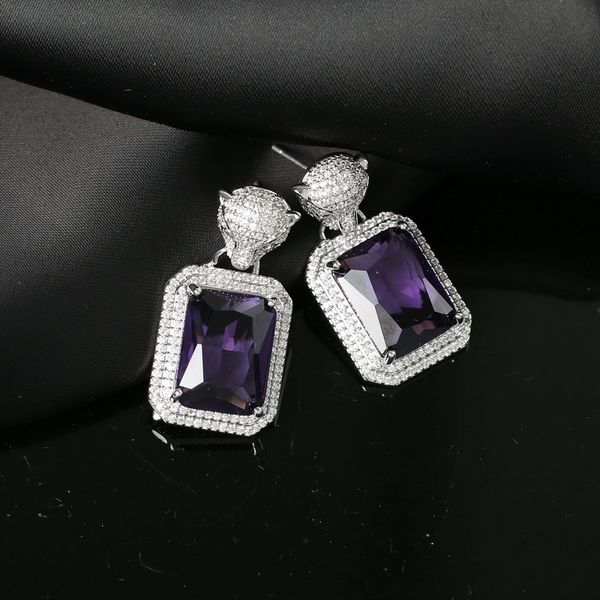 new designed earring stud cheetah head with diamonds colored crystal anti allergy women's earring hoop ladies designer jewelry d30488, Golden;silver 
new designed earring stud cheetah head with diamonds colored crystal anti allergy women's earring hoop ladies designer jewelry d30488, Golden;silver