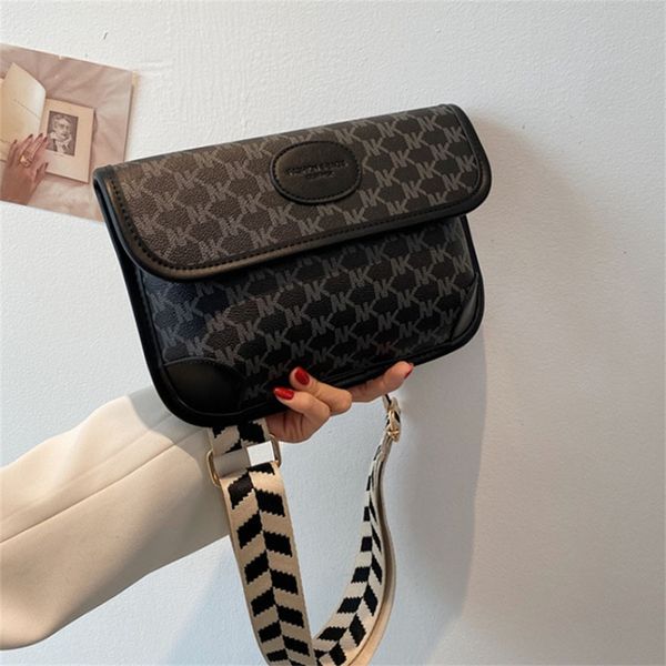 82% off factory wholesale women's fashion simple design single shoulder trend printed messenger women's
82% off factory wholesale women's fashion simple design single shoulder trend printed messenger women's