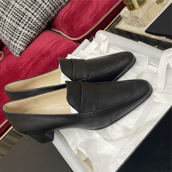 vintage fashion casual piece women black middle heel leather shoes versatile loafers with thick soles with size 35-40
vintage fashion casual piece women black middle heel leather shoes versatile loafers with thick soles with size 35-40