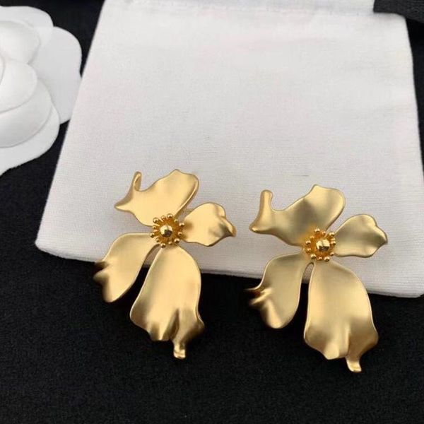 stud european and american atmosphere super fairy fashion irregular petal earrings, Golden;silver 
stud european and american atmosphere super fairy fashion irregular petal earrings, Golden;silver