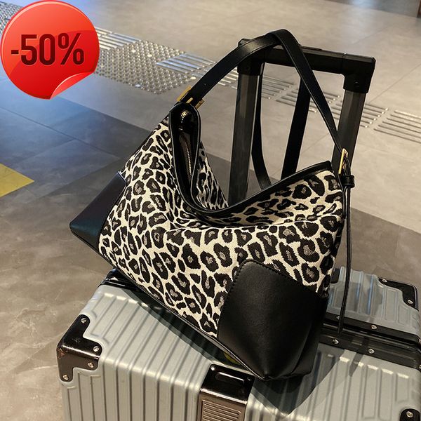 the factory directly winter large capacity 2022 new female minority dign leopard bag single shoulder bucket bag
the factory directly winter large capacity 2022 new female minority dign leopard bag single shoulder bucket bag