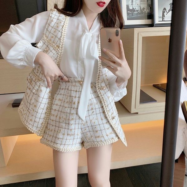2022 spring small fragrance suit lace-up shirt tweed vest jacket + fashionable shorts three-piece set, Black;white
2022 spring small fragrance suit lace-up shirt tweed vest jacket + fashionable shorts three-piece set, Black;white