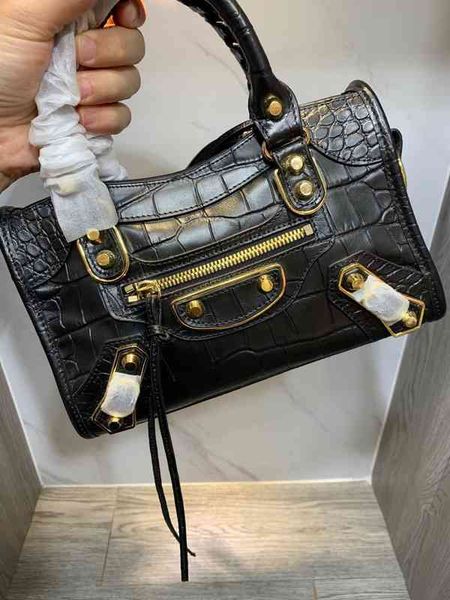 genuine leather women's temperament motorcycle bag crocodile pattern head layer cowhide killer large capacity single shoulder messenger
genuine leather women's temperament motorcycle bag crocodile pattern head layer cowhide killer large capacity single shoulder messenger