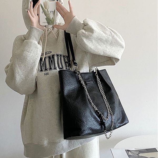 casual chain underarm handbag ladies luxury large capacity women shoulder bag solid pu leather tote bag woman 2022
casual chain underarm handbag ladies luxury large capacity women shoulder bag solid pu leather tote bag woman 2022