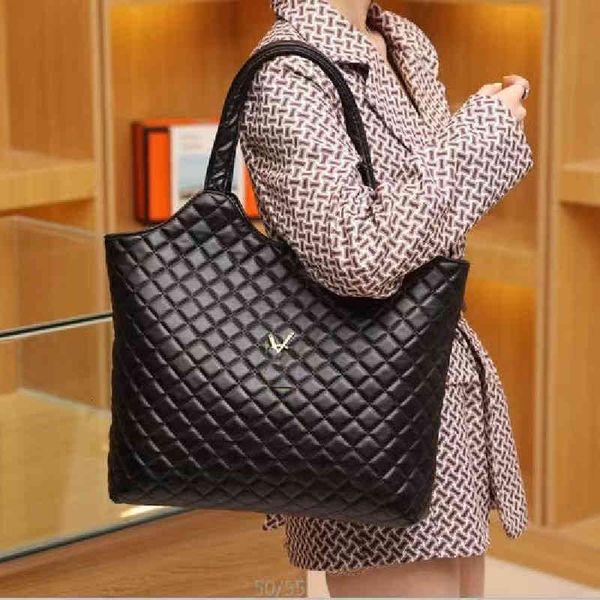 handbags bags women's lingge embroidered single shoulder simple fashion trend high-capacity shopping with the same style, Black;red
handbags bags women's lingge embroidered single shoulder simple fashion trend high-capacity shopping with the same style, Black;red