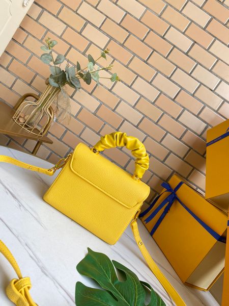 designer ladies totes hand-held leather luxury goods classic fashion brand one-shoulder zipper handbag 23 18cm
designer ladies totes hand-held leather luxury goods classic fashion brand one-shoulder zipper handbag 23 18cm
