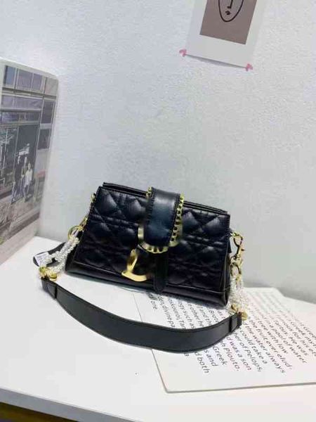 factory direct sale d family's same lingge female 2022 new embroidered thread pearl chain hand broadband single shoulder messenger bag
factory direct sale d family's same lingge female 2022 new embroidered thread pearl chain hand broadband single shoulder messenger bag