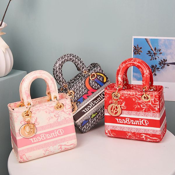 new designer bags 2022 women's messenger one shoulder printed leather princess wrist design
new designer bags 2022 women's messenger one shoulder printed leather princess wrist design