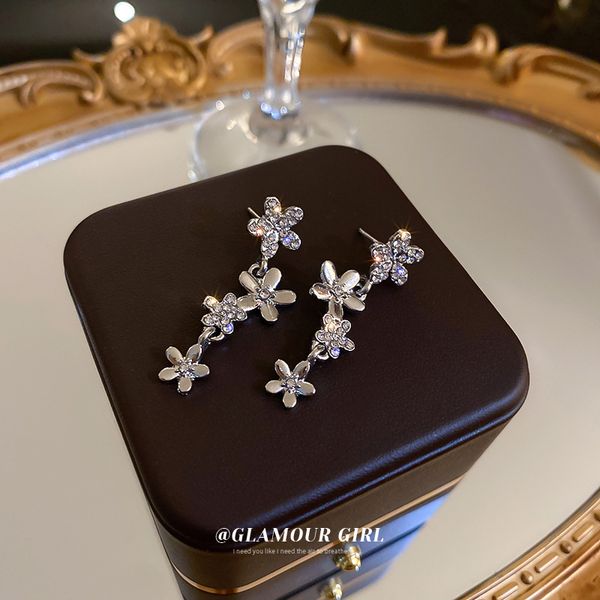 silver stud rhinestone-encrusted flower earrings korean fashion design sweet cool style earrings personal influencer light luxury eardrop w, Golden
silver stud rhinestone-encrusted flower earrings korean fashion design sweet cool style earrings personal influencer light luxury eardrop w, Golden