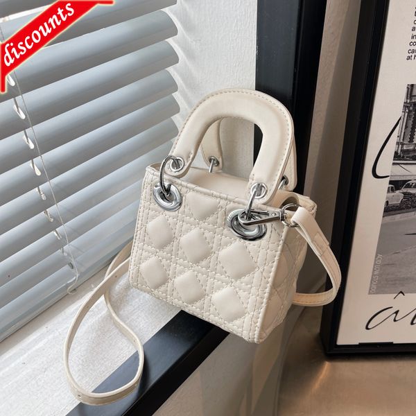 fashion brand trendy ladies bags direct sale small female 2022 new embroidered thread silk hand women's chain messenger
fashion brand trendy ladies bags direct sale small female 2022 new embroidered thread silk hand women's chain messenger