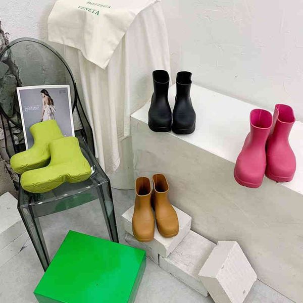 boots high edition by rain boots jelly net red mona same thick soled short pure wool snow, Black
boots high edition by rain boots jelly net red mona same thick soled short pure wool snow, Black
