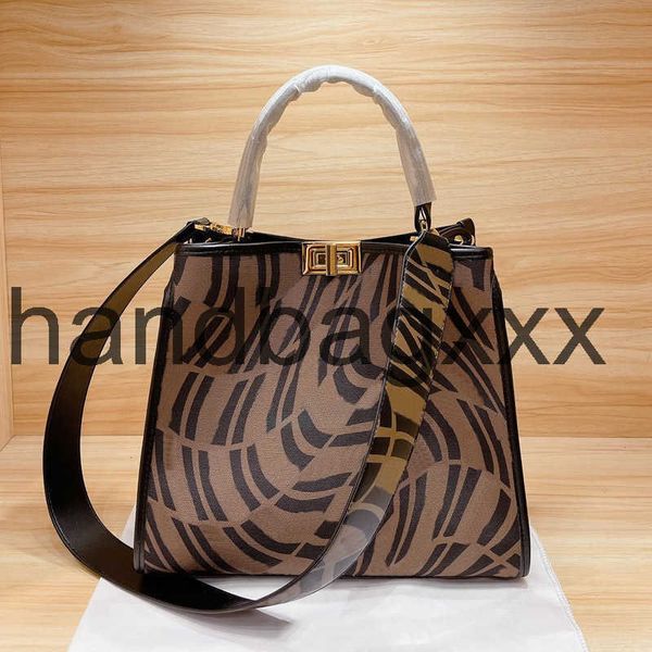 designer handbag lady crossbody bag classic printed letters tote handbag women wide shoulder starp bags single handle with a zipper pocket
designer handbag lady crossbody bag classic printed letters tote handbag women wide shoulder starp bags single handle with a zipper pocket