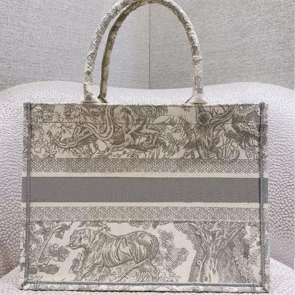 2022 new embroidered tiger pattern bag handbag large capacity luxury big brand handbag handmade double-sided flower 000283n
2022 new embroidered tiger pattern bag handbag large capacity luxury big brand handbag handmade double-sided flower 000283n