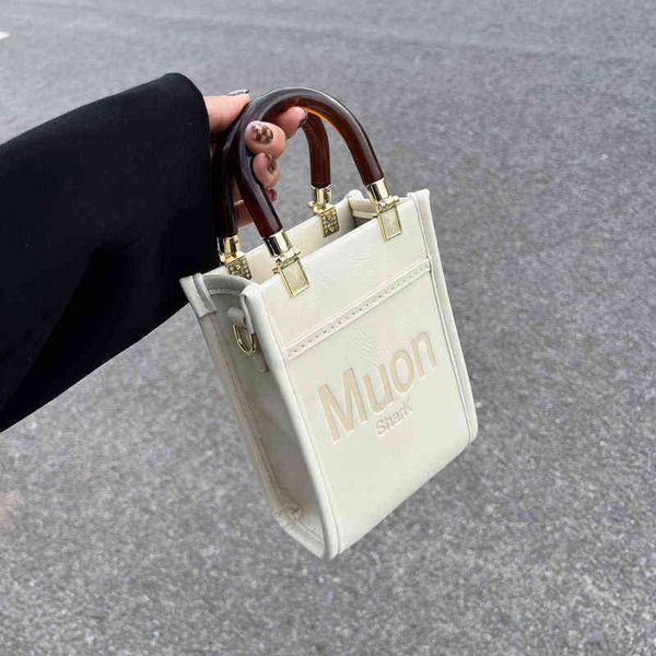 factory direct sale this year's popular niche women's 2022 new fashion premium texture hand versatile ins messenger bag 
factory direct sale this year's popular niche women's 2022 new fashion premium texture hand versatile ins messenger bag