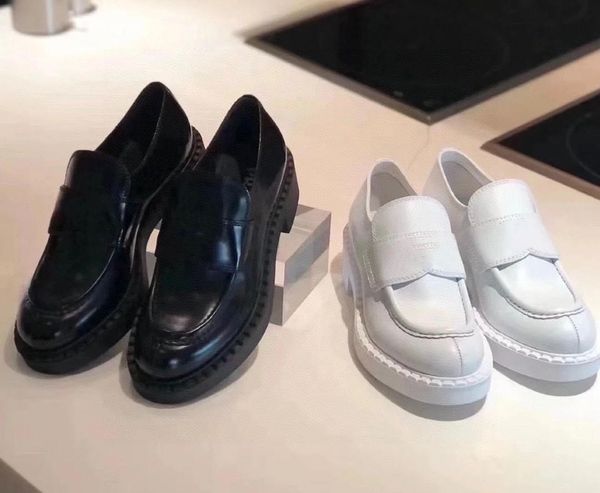 2022 new women's shoes classic black and white platform thick-soled patent leather 
2022 new women's shoes classic black and white platform thick-soled patent leather