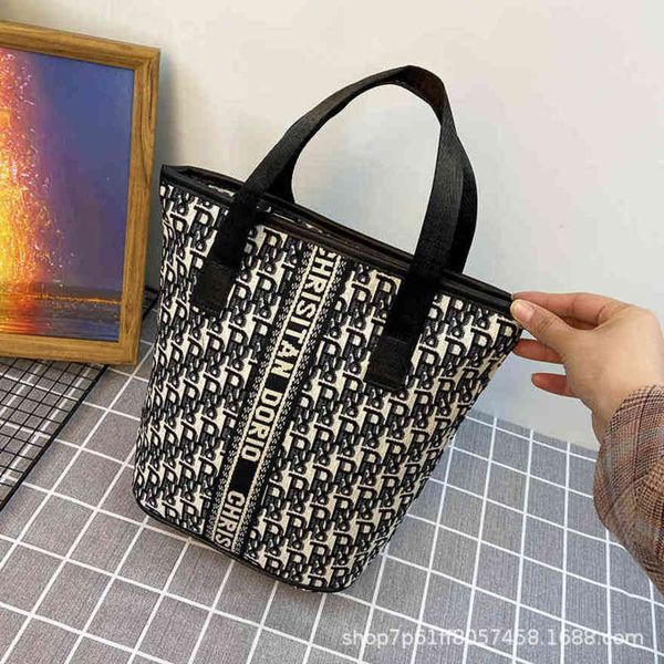 european and american design fashion bags fashionable hand office workers' lunch box large capacity go out to carry mommy
european and american design fashion bags fashionable hand office workers' lunch box large capacity go out to carry mommy