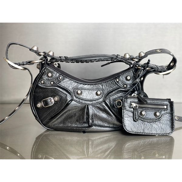 bags new locomotive armpit bag three in one month tooth oil wax leather rivet half moon dumpling burst crack purse
bags new locomotive armpit bag three in one month tooth oil wax leather rivet half moon dumpling burst crack purse